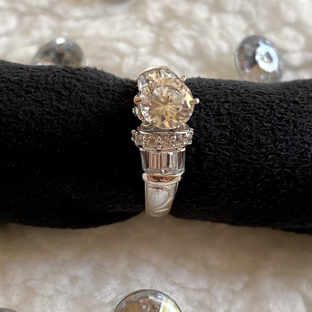 10k white gold round zirconia engagement ring, with lots of details, BEAUTIFUL⭐️